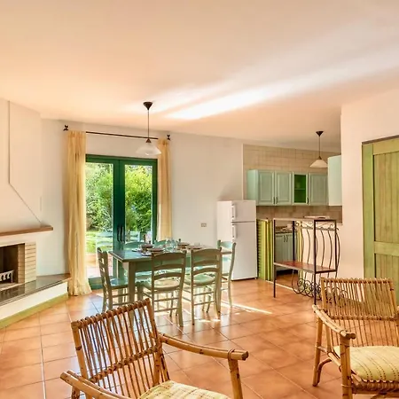 Isa-residence With Swimming-pool In Santa Teresa Di Gallura, With Air Conditioning And Private Outdoor Space
