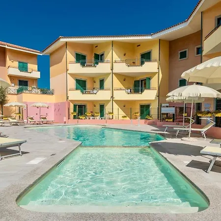 Isa-residence With Swimming-pool In Santa Teresa Di Gallura, With Air Conditioning And Private Outdoor Space