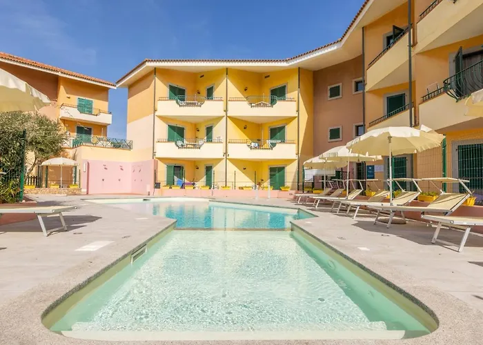 Isa-residence: Poolside With Ac In Aparthotel 4*