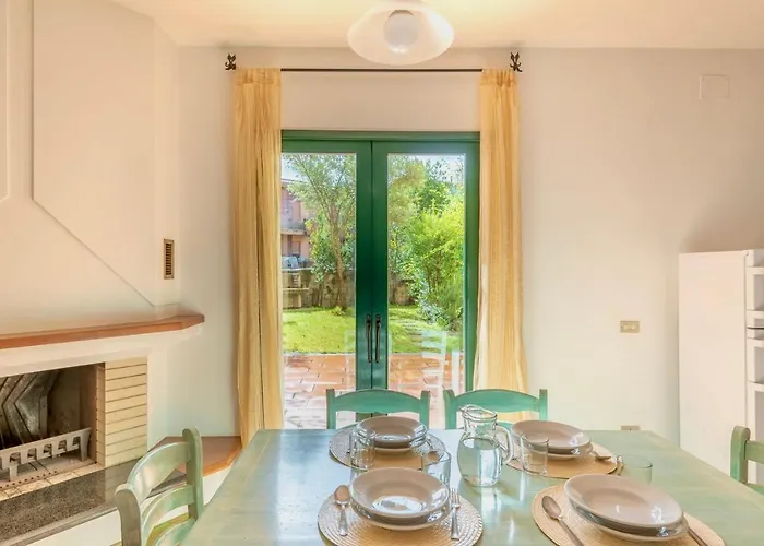 Isa-residence: Poolside With Ac In Aparthotel